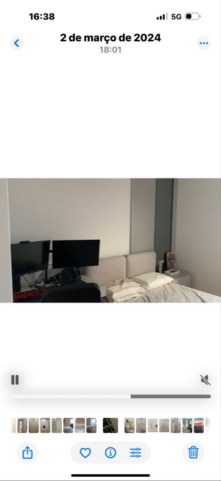 Cama, secretária e mesa de cabeceira cinza claro