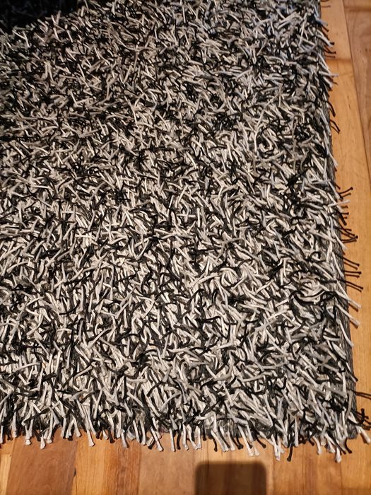 Carpete spagheti preta e cinza