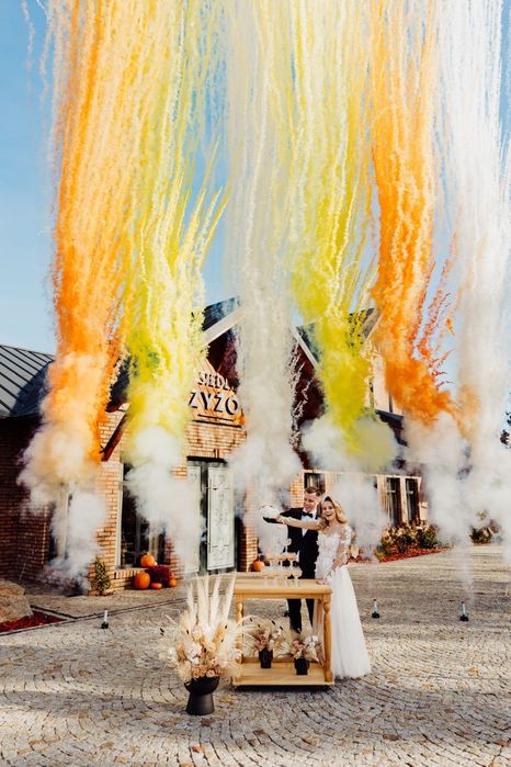 Napis MIŁOŚĆ, ciężki dym, fontanna iskier, miny dymne, wesele