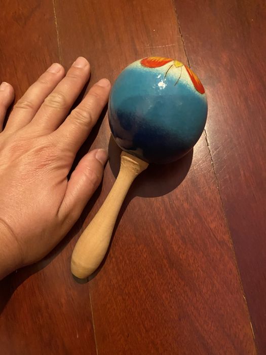 Matraca infantil de madeira