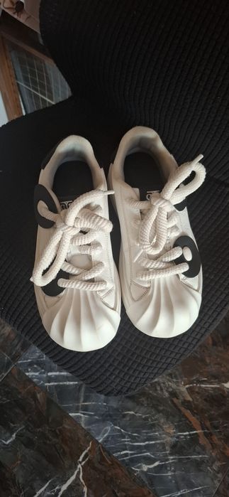 Białe sneakersy 36.
