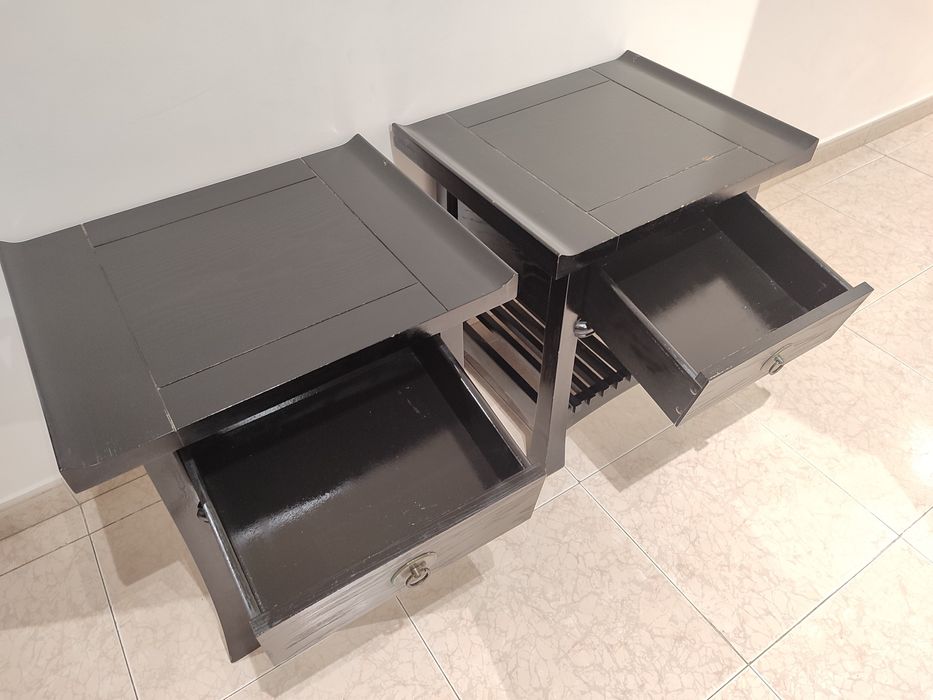 Mesa de cabeceira oriental