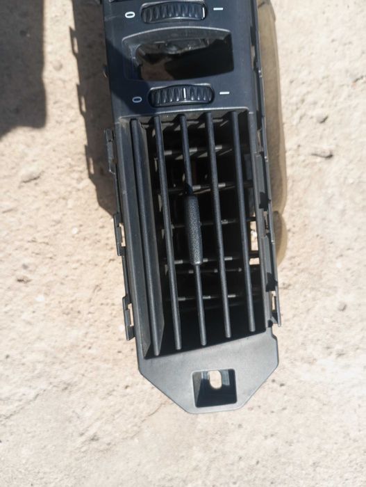 дефлектор торпеди повітряний центральний BMW e60,e61 (69107340)