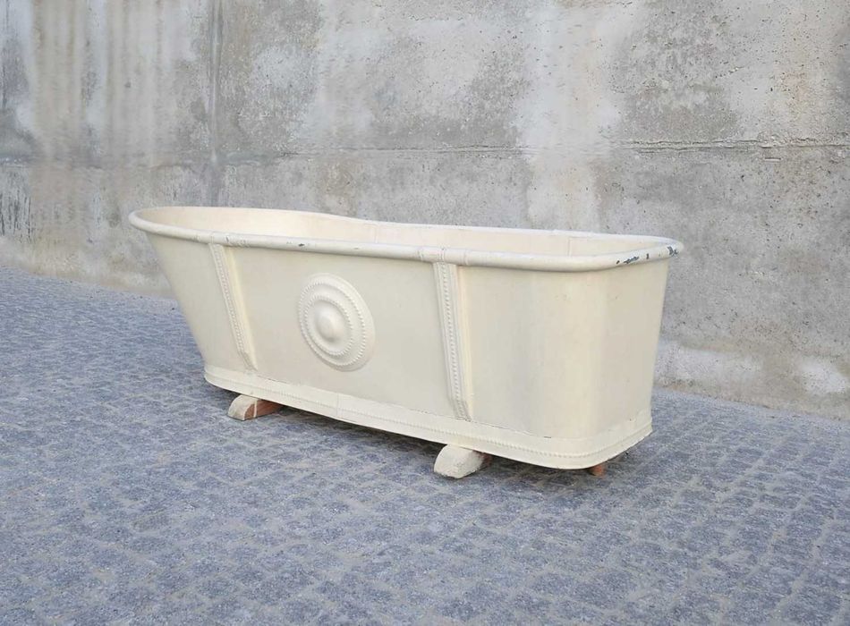 Antiga banheira pintada em chapa