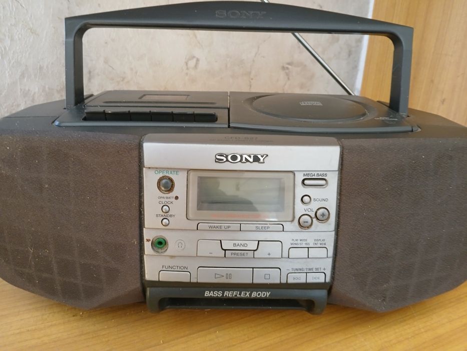 Sprzedam dzialajacy radiomagnetofon i odtwarzacz plyt cd marki SONY