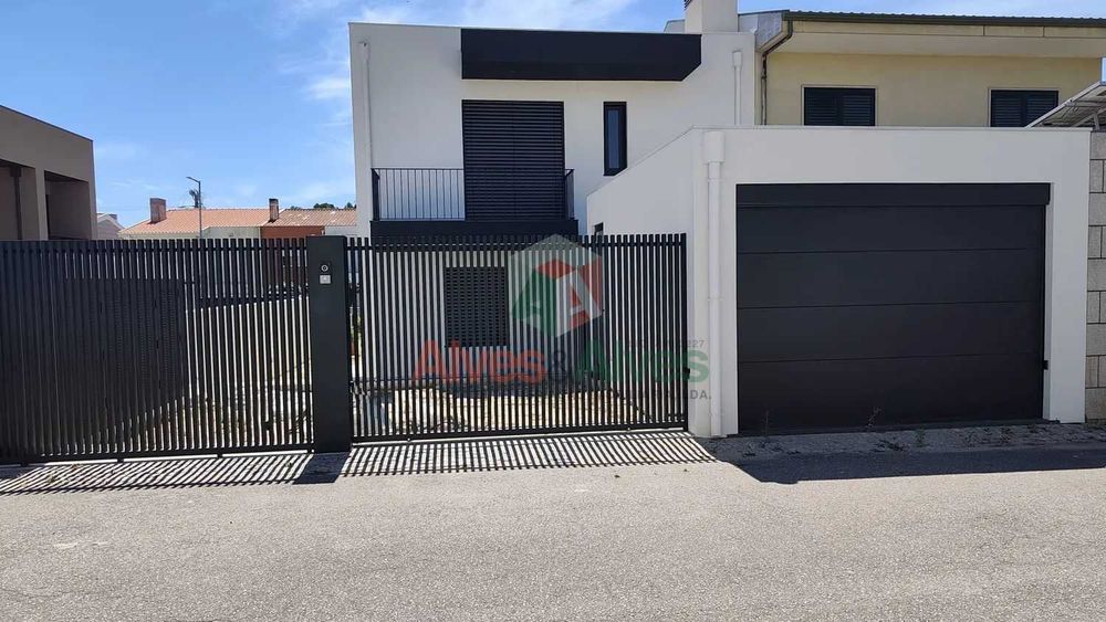 Moradia Nova Geminada na Maia