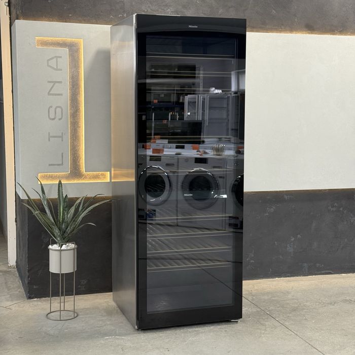 Величезна винна шафа KWT 6833SG.