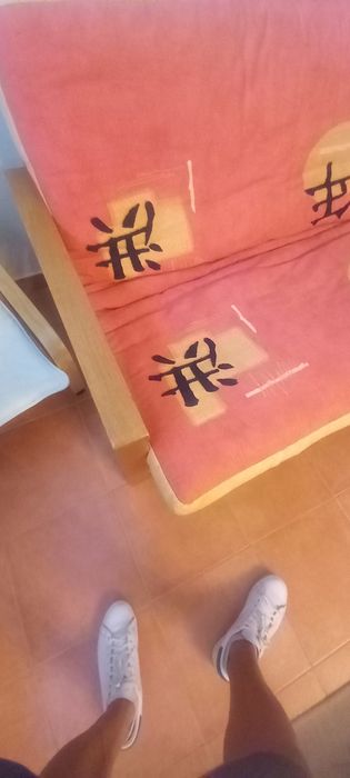 Sofá cama com caracteres chineses