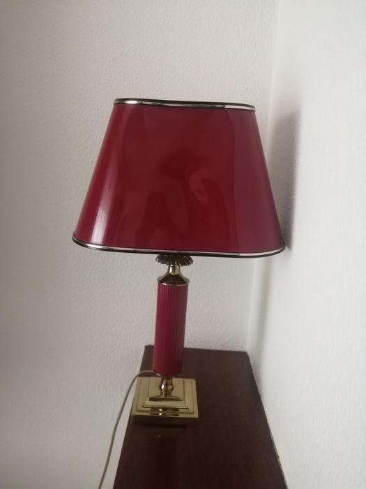 Candeeiro antigo cor Bordeaux e dourado, com abajour cónico