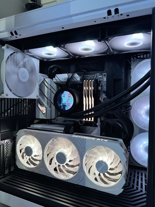 Komputer gamingowy -  Hyte Y70 Touch z ekranem dotykowym (negocjacja)