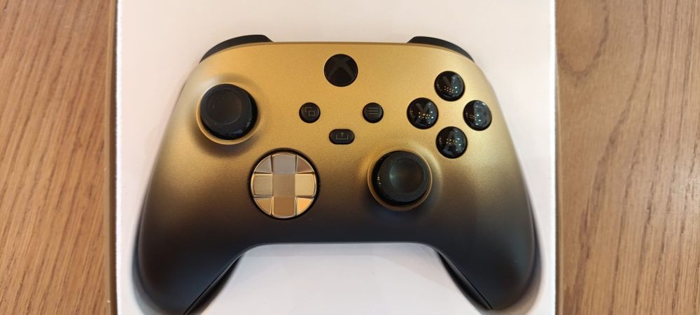 Comando Especial Xbox gold shadow na caixa