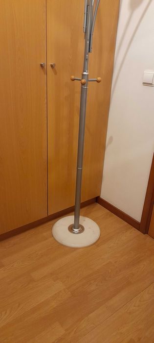 bengaleiro alto com pé em mármore