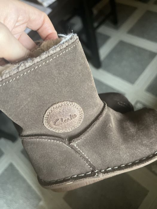 Демисезонные сапожки clarks 7 размер( 24)