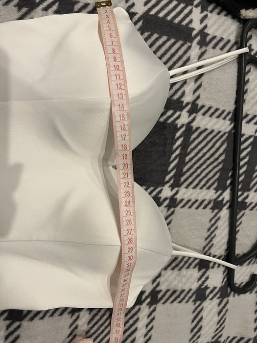 Біла вечірня сукня