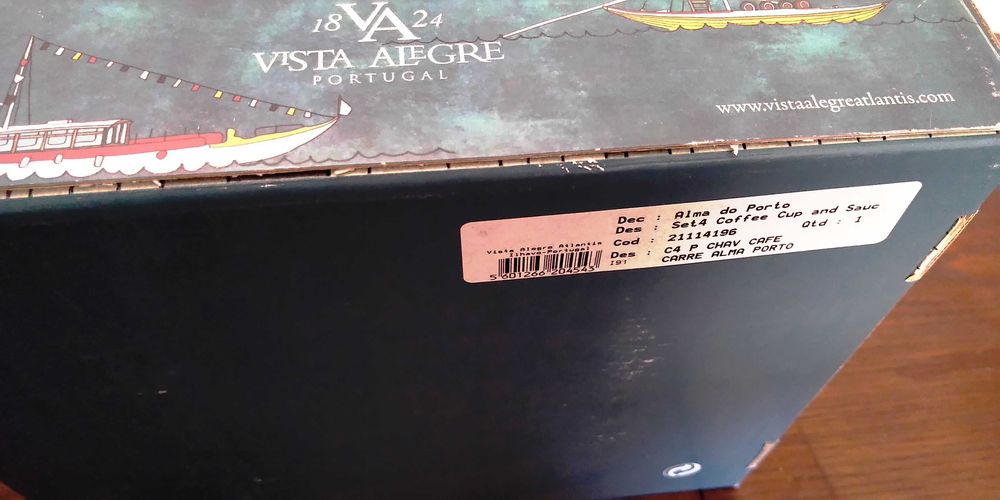 Caixa com 4 chávenas de café com pires "Alma do Porto" da Vista Alegre