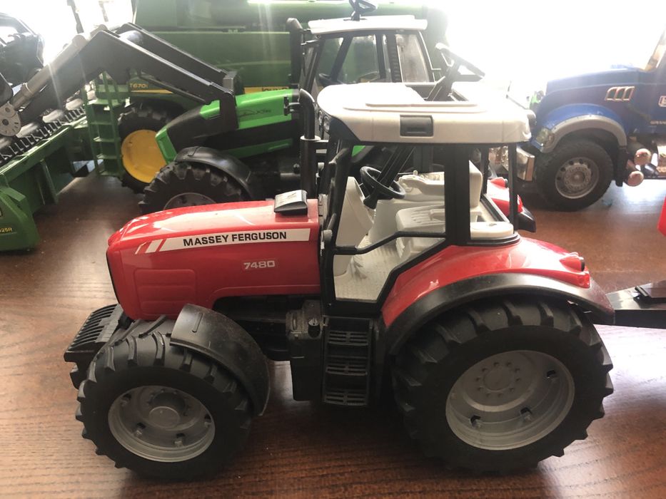 Трактор Bruder Massey Ferguson 7480 1:16 c причепом (02045)