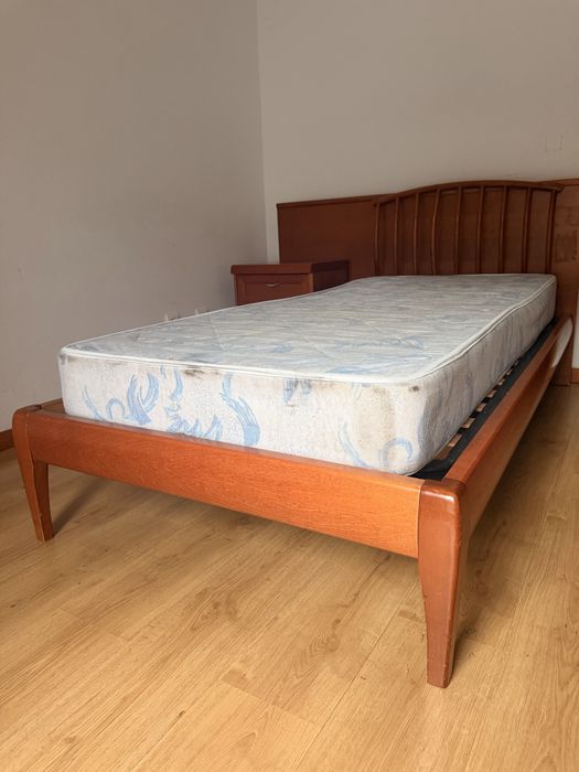 Cama + mesinha de cabeceira + colchao