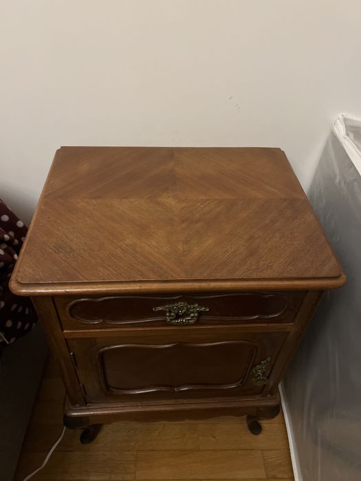 Mesinha de cabeceira de madeira