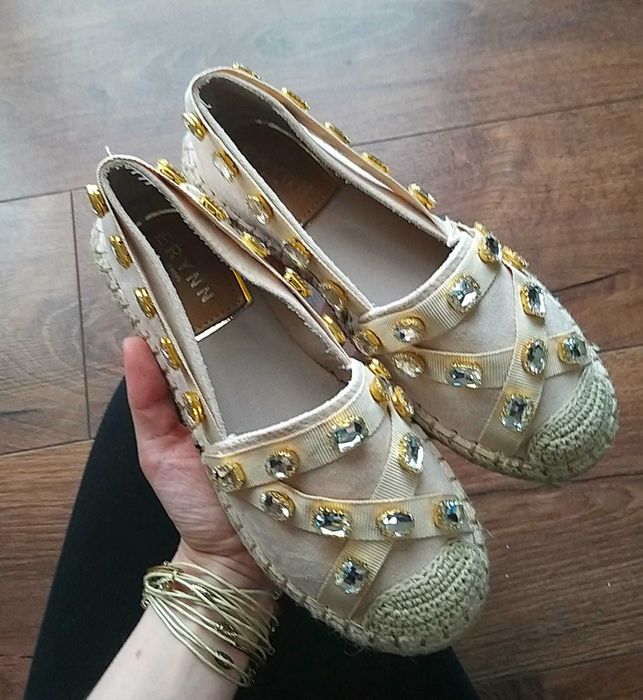 Nowe beżowe espadryle z kamieniami rozmiar 38