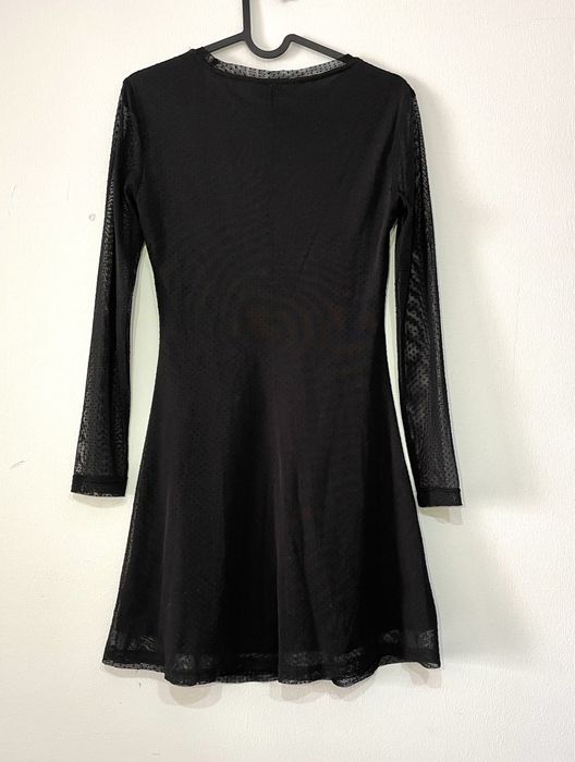 Vestido preto com mangas translúcidas (Stradivarius, tamanho S)