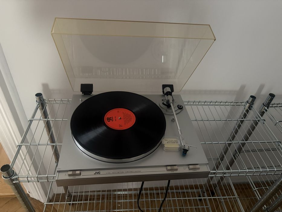 Srebrny gramofon JVC