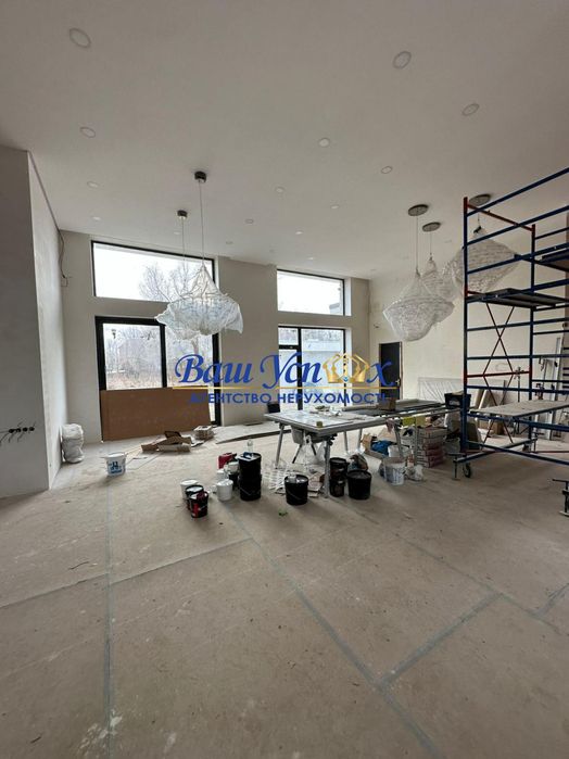 Продажа современного  дома с выходом на озеро. В городке.