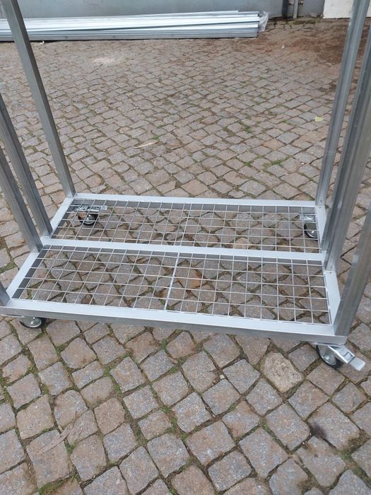 Suporte para lenha em tubo galvanizado é desmontável para  transportar