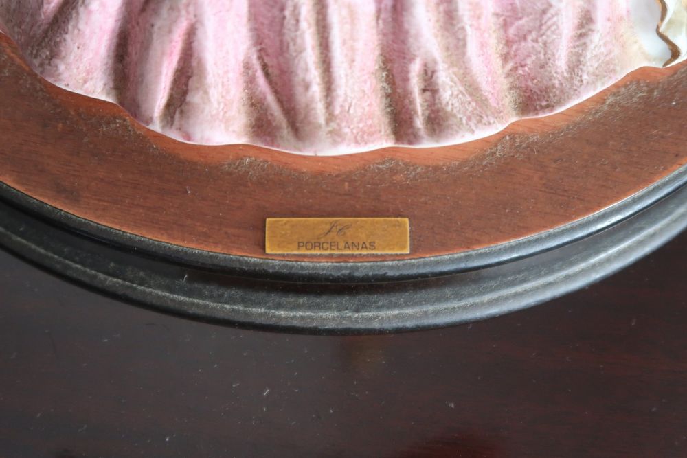 Estatueta de boneca com espelho de mão