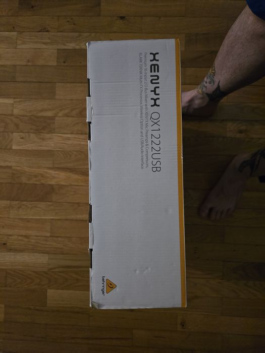 Mesa som Behringer QX1222USB e par colunas DB B HYPE 12