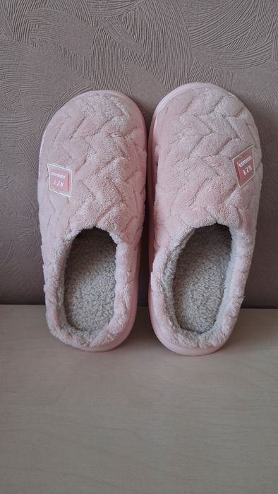 Класні жіночі тапочки.