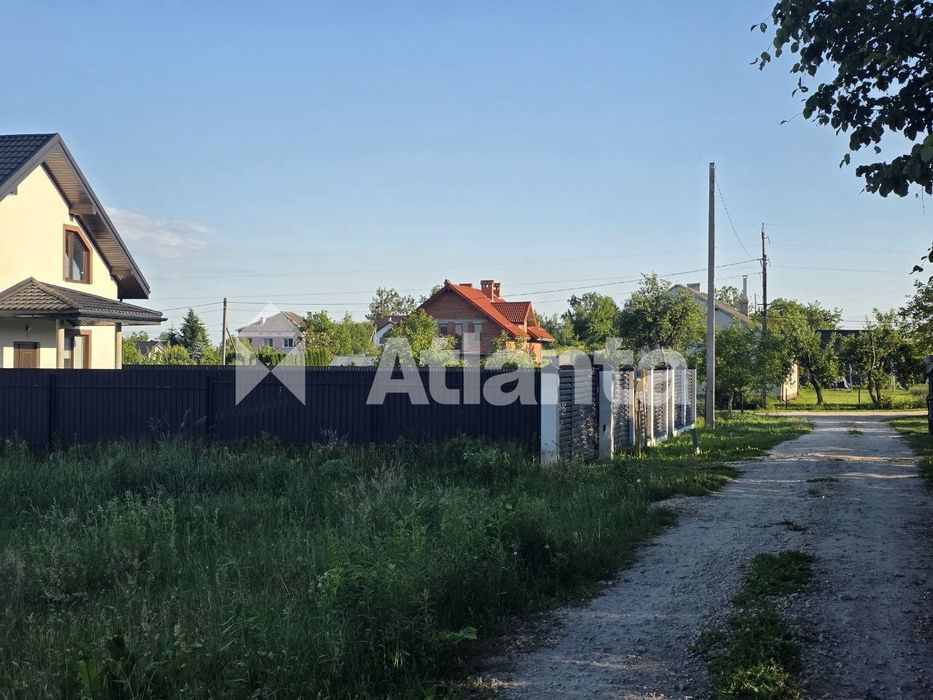 Продаж земельної ділянки 10 соток під забудову у с. Страдч, поруч з міжнародною трасою Львів — Краковець (М10)!