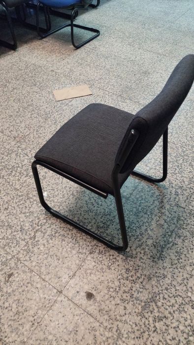 Cadeiras fixa com estrutura  metálica