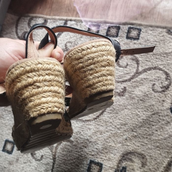 Продам босоніжки