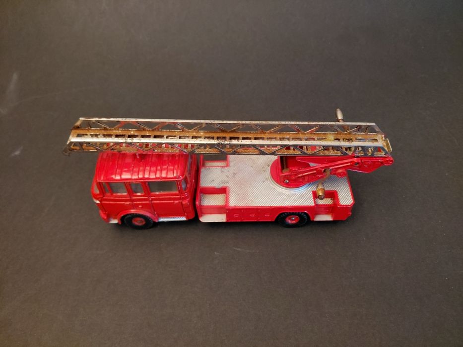 Camião dos Bombeiros Berliet GBK6 Dinky Meccano