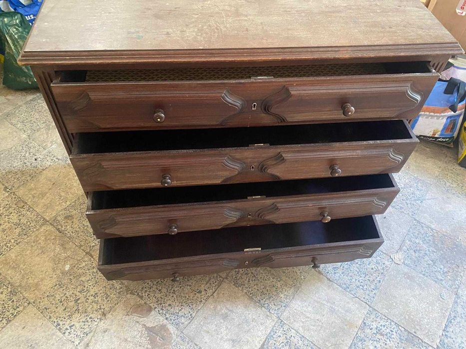 Cômoda de quarto com gavetas