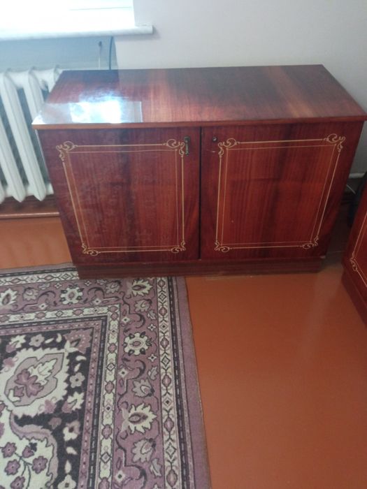 Продам .  стінку у вітальні