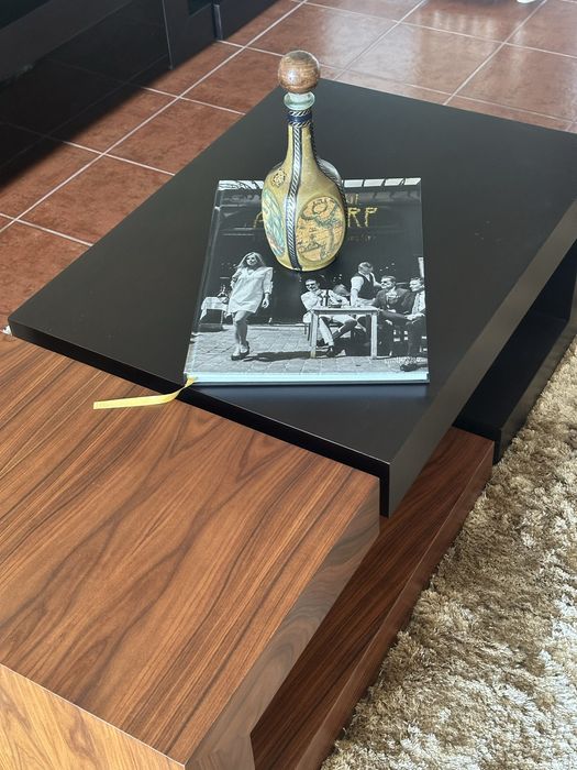 Mesa de centro moderna em excelente estado – 125 × 60 cm