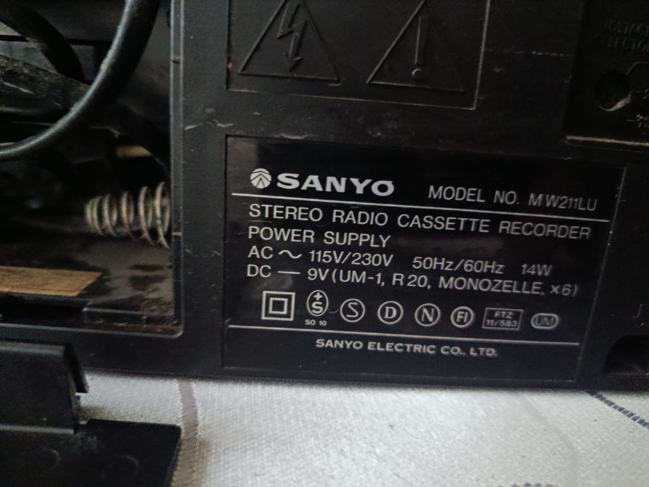 магнитофон Sanyo MW211LU.