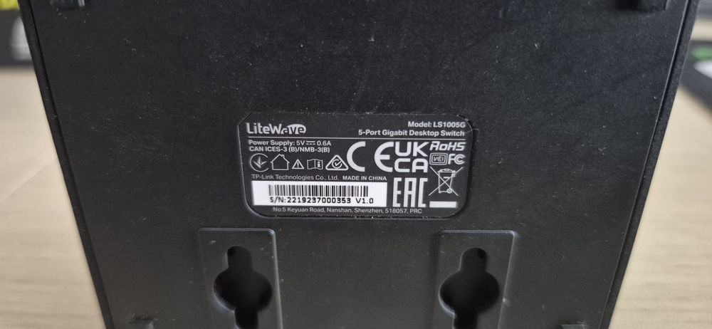 Switch TP-Link  Gigabit 5 entradas

Portas Preto