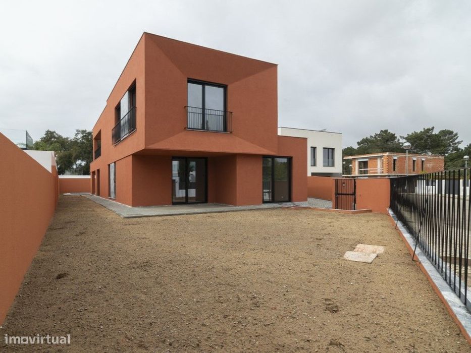 Moradia contemporânea T5 a estrear com Piscina e Jardim