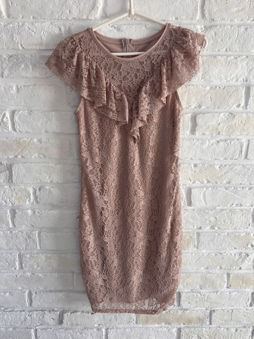 Sukienka z falbaną koronkowa pudrowy róż Mohito XS