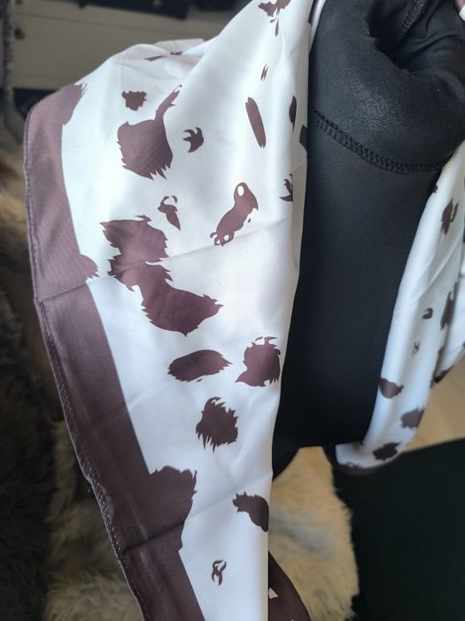 Nowa apaszka a'la jedwabna brąz czekoladowa z bielą 70 cm na 70