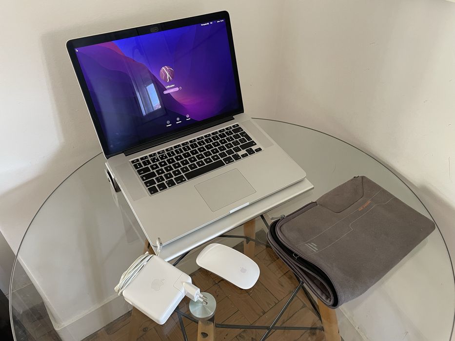 MacBook Pro 15" Retina (i7 / 16GB / 500GB SSD) + Incluído (Rato, Stand, Capa)