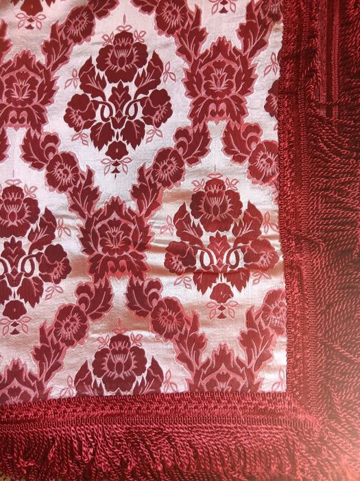 Duas colchas antigas em seda