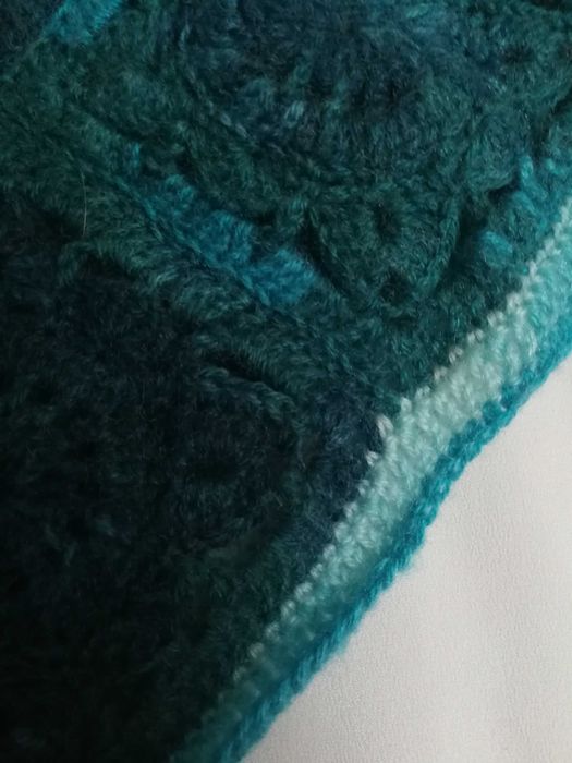 Ponczo, narzutka, rękodzieło szydełkowe.