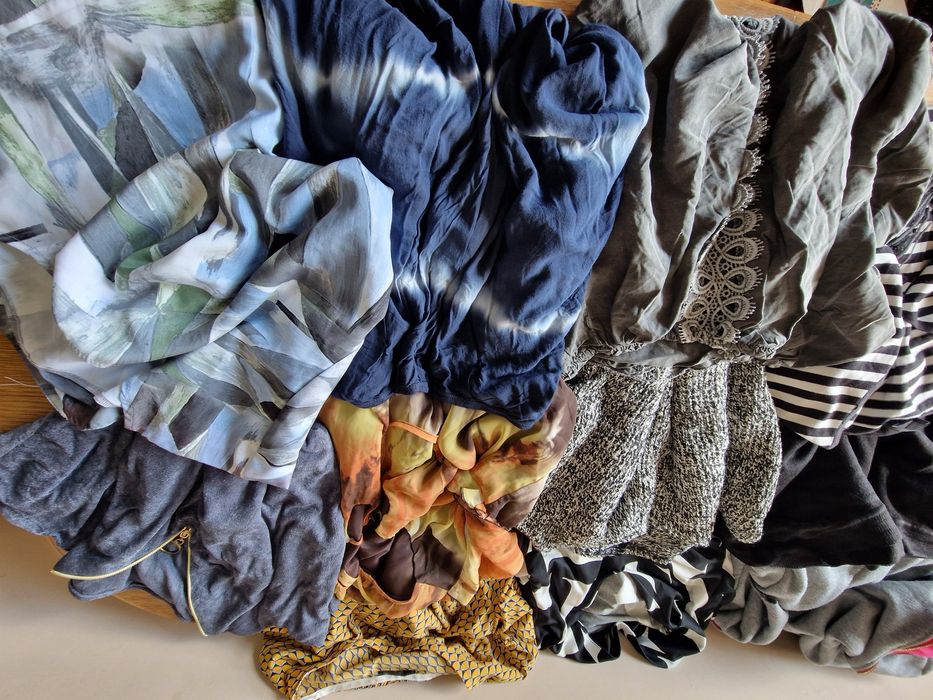 Paka ubrań damskich.