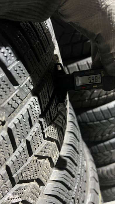 Пара зимової гуми 235/50/19