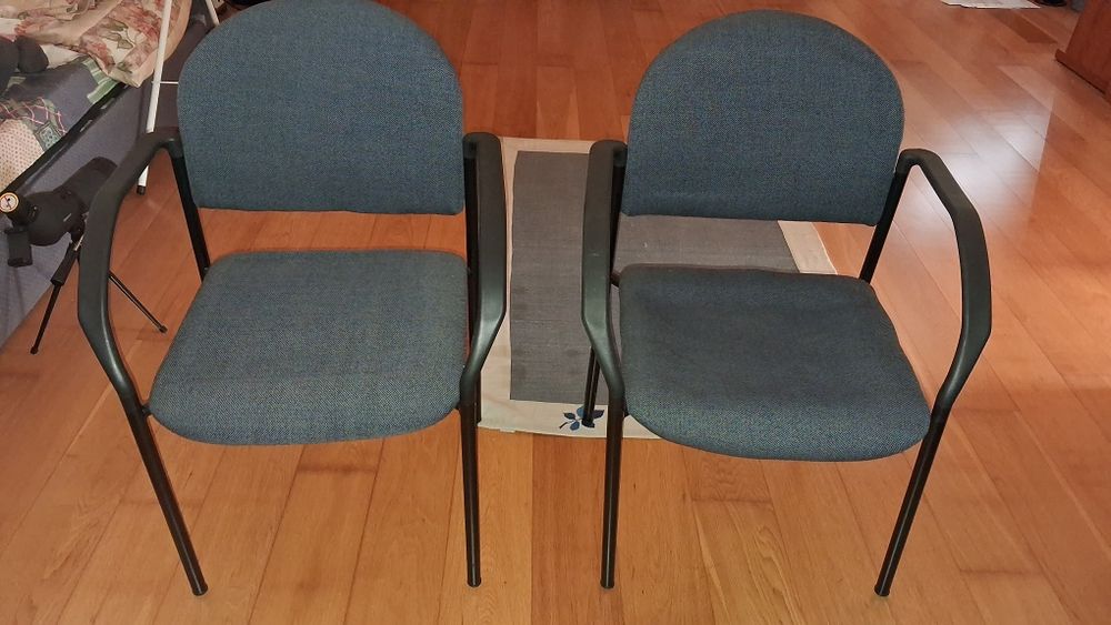 2 cadeiras iguais cor cinzento em bom estado sala de espera