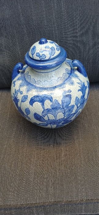 Pote em cerâmica com decoração em azul
