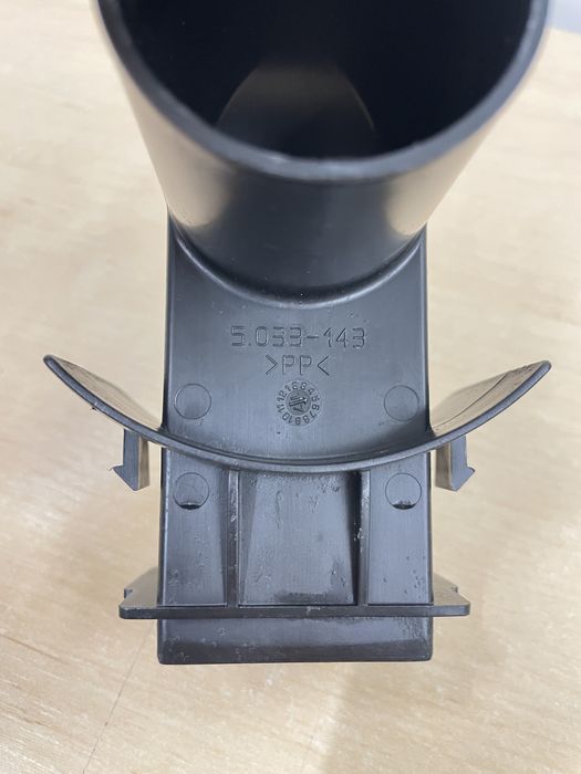 Kolanko pokrywy zbiornika wody odkurzacza piorącego Karcher Puzzi 8/1c